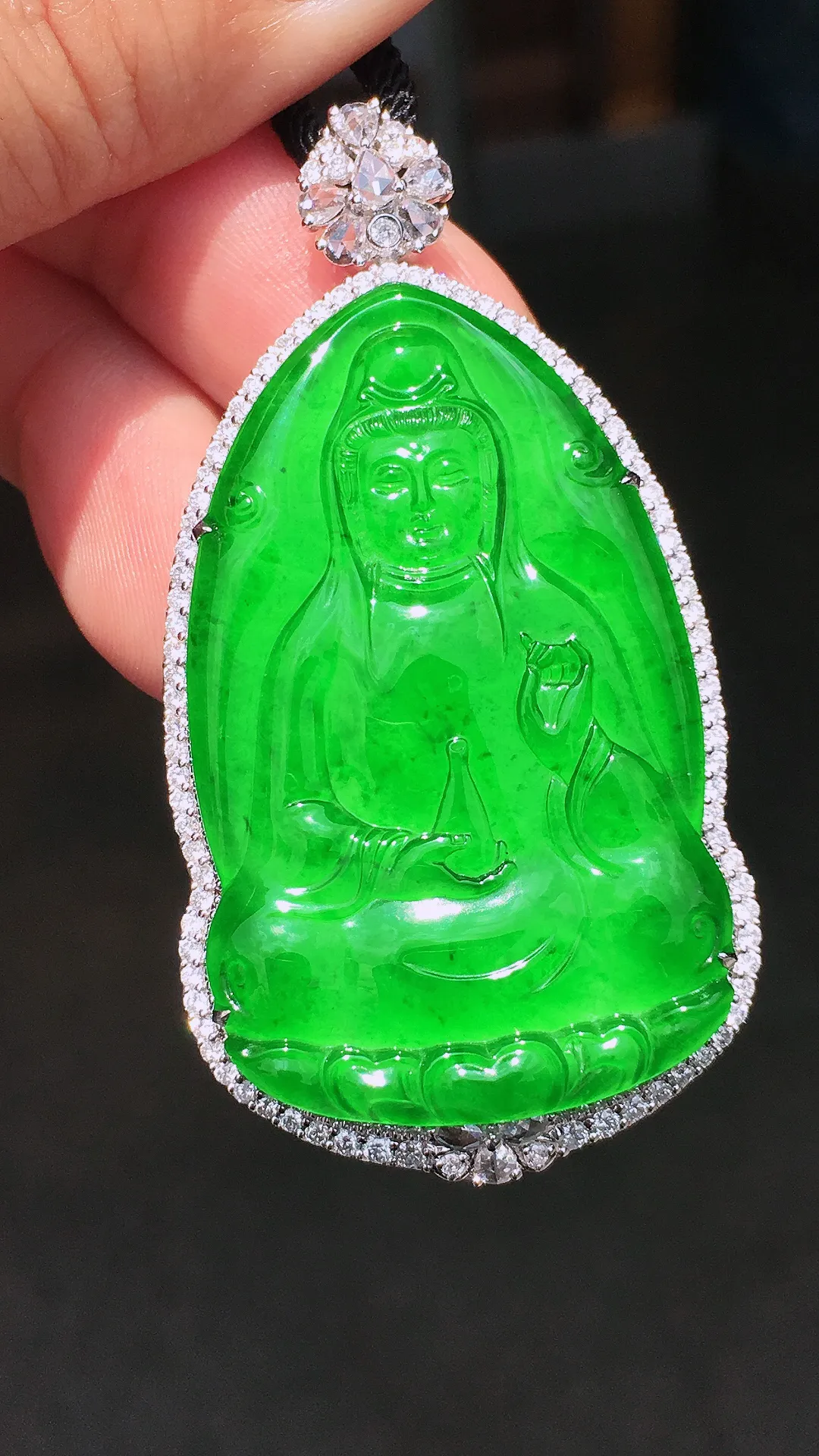阳绿观音吊坠，色泽均匀艳丽，玉质细腻，荧光感超
强，饱满水润，气质满满。18k
金豪华镶嵌