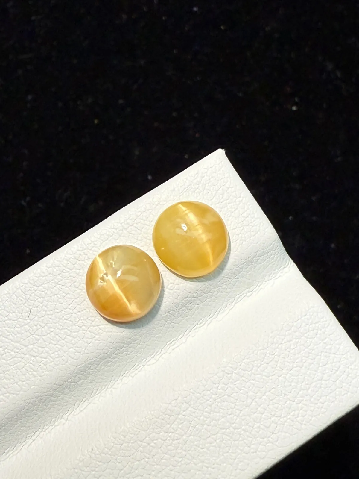 2.9ct天然欧泊猫眼裸石，尺寸8*7.9*4.2mm，颜色美艳 ，眼线犀利