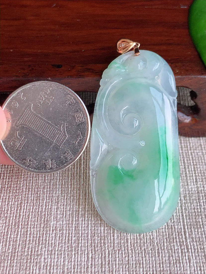 a货翡翠老坑冰种18K金扣头飘绿大如意吊坠 尺寸49×23.8×5mm 重量11.00g 0608