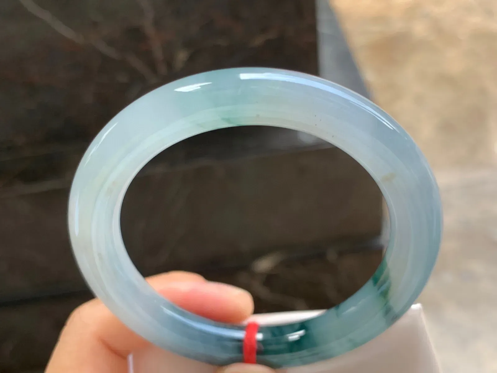 57-10mm
飘花圆条手镯 底子细腻 花色浓郁