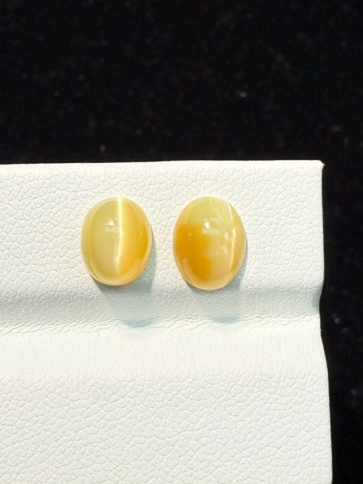 2.595ct天然欧泊猫眼裸石，尺寸8.1*6.5*4.8mm，颜色美艳 ，眼线犀利