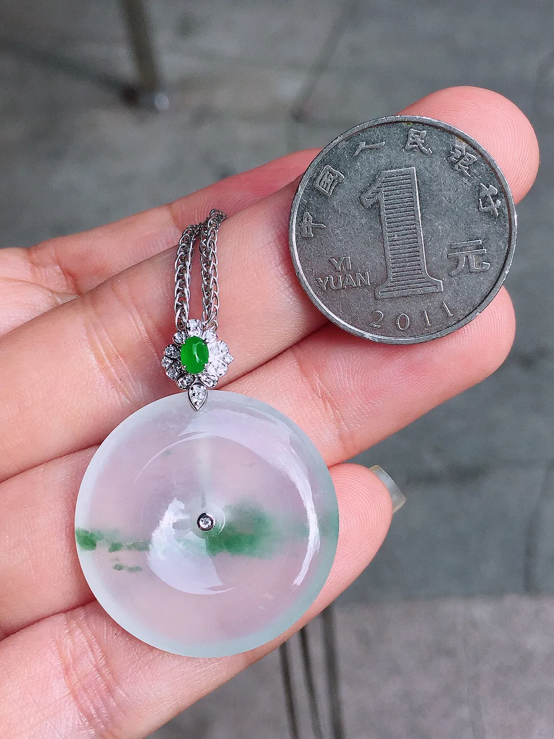 冰飘花平安扣吊坠，色泽艳丽，玉质细腻，荧光感超
强，饱满水润，气质满满。18k
金豪华镶嵌