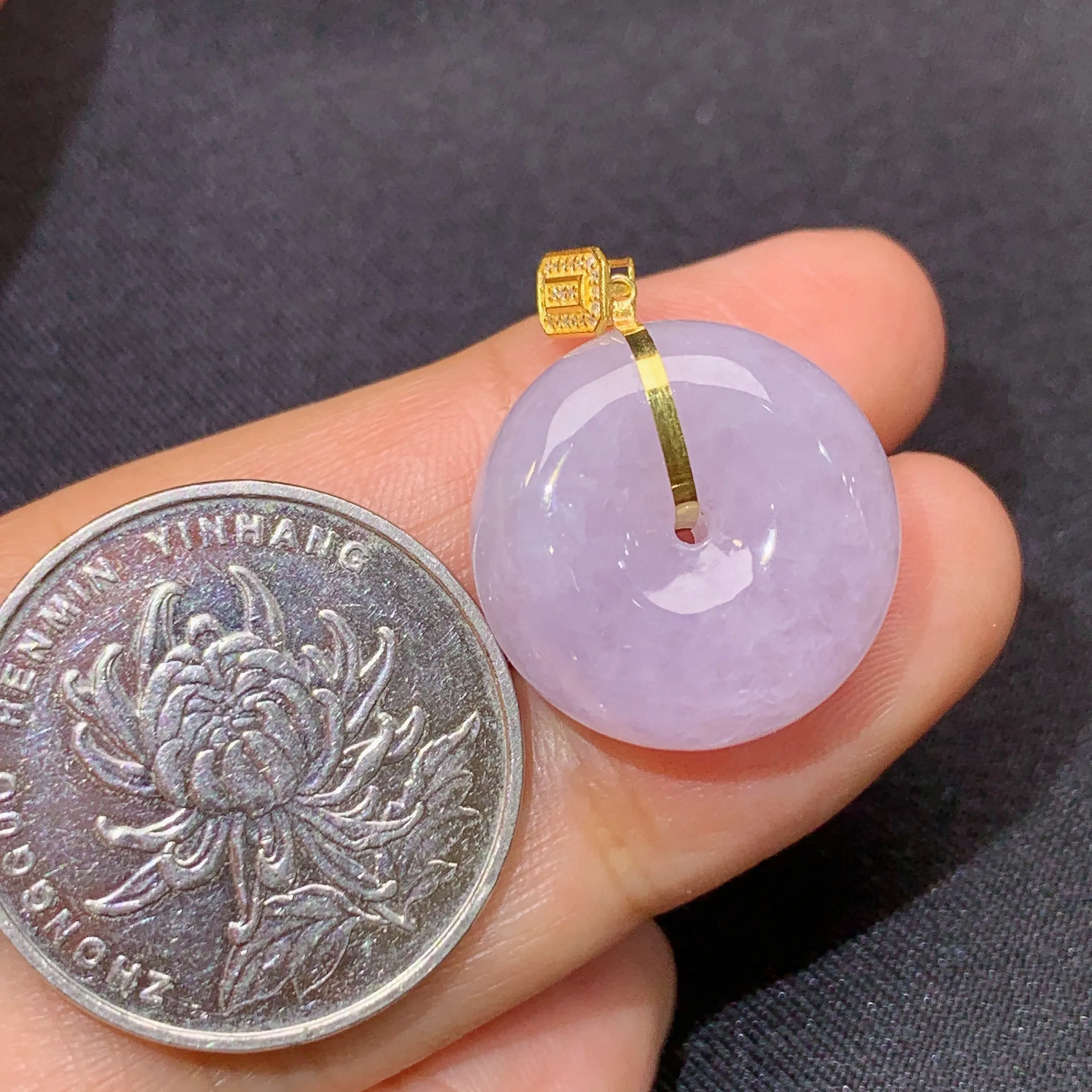 冰紫罗兰平安扣吊坠，18k金镶嵌，温润细腻，颜色鲜艳，整体尺寸25*18.5*9