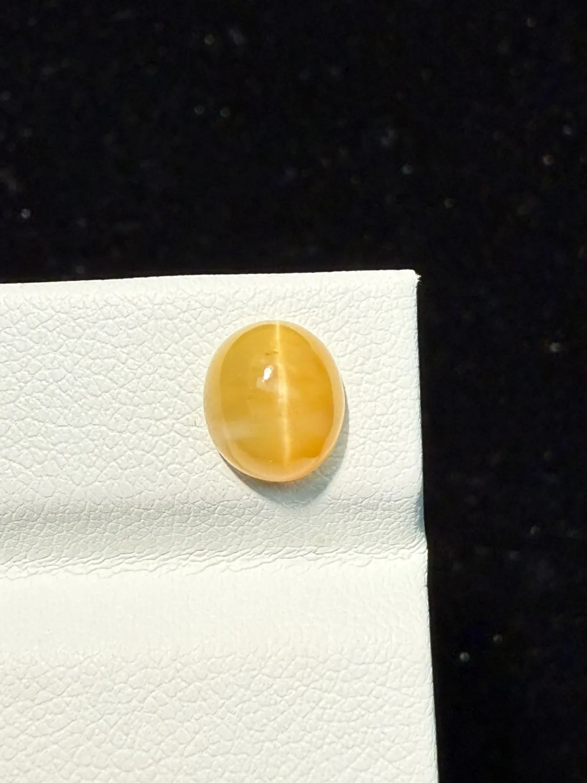 1.575ct天然欧泊猫眼裸石，尺寸8.3*7.3*4.9mm，颜色美艳 ，眼线犀利