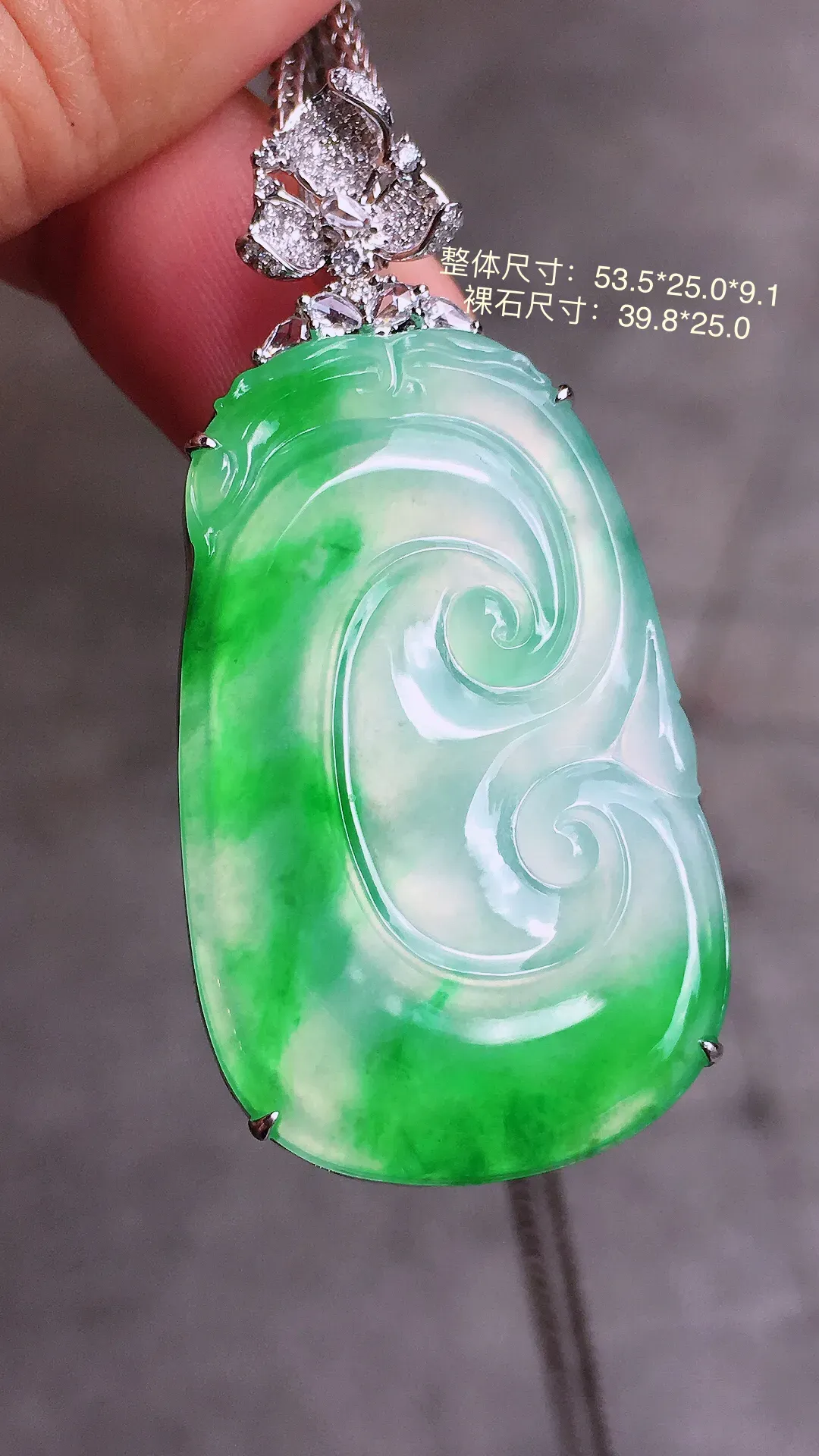 冰飘绿如意吊坠，色泽艳丽，玉质细腻，荧光感超
强，饱满水润，气质满满。18k
金豪华镶嵌