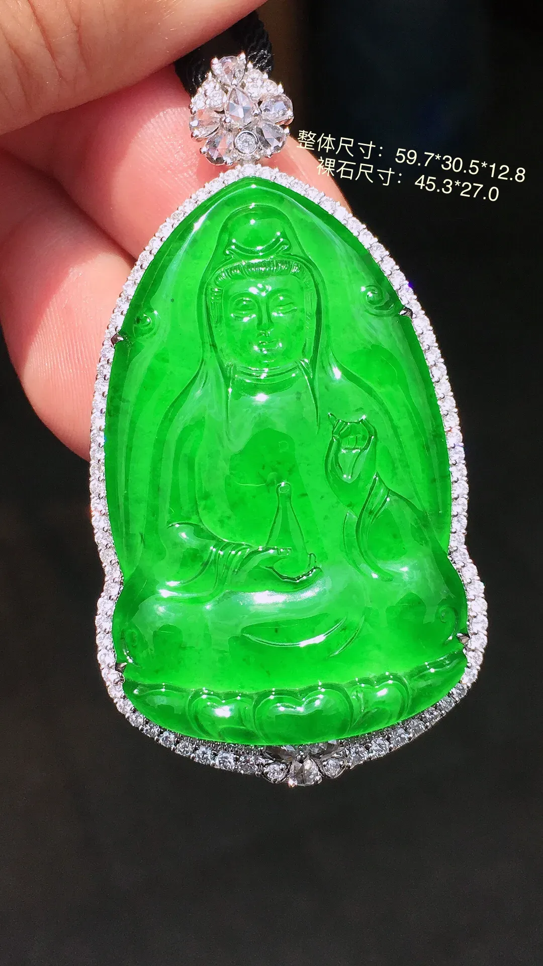 阳绿观音吊坠，色泽均匀艳丽，玉质细腻，荧光感超
强，饱满水润，气质满满。18k
金豪华镶嵌