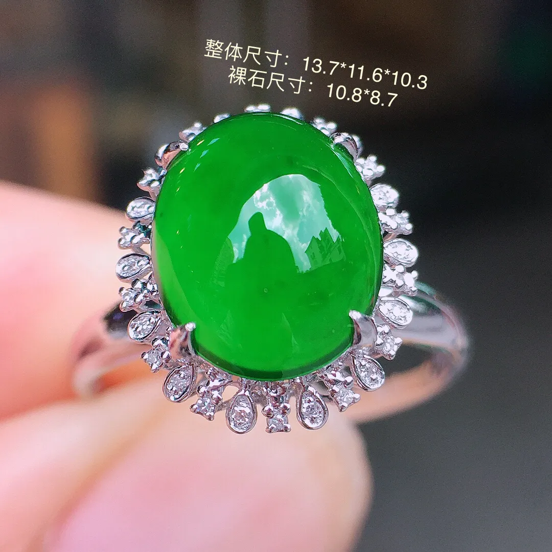 满绿蛋面戒指，色泽均匀浓郁，玉质细腻，荧光感超
强，饱满水润，气质满满。18k
金豪华镶嵌