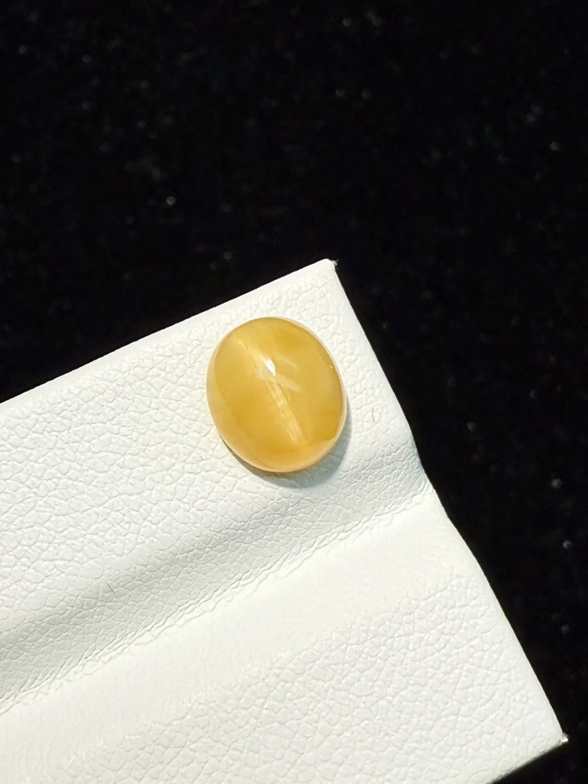 1.69ct天然欧泊猫眼裸石，尺寸8.9*7.7*4.9mm，颜色美艳 ，眼线犀利