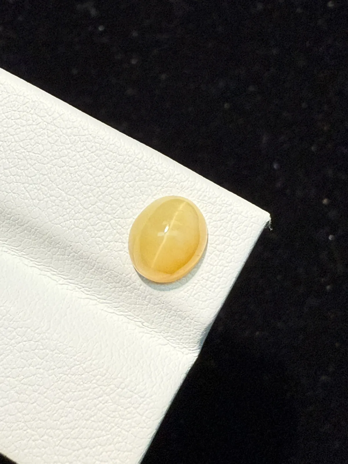 1.445ct天然欧泊猫眼裸石，尺寸8.3*7.1*4.6mm，颜色美艳 ，眼线犀利