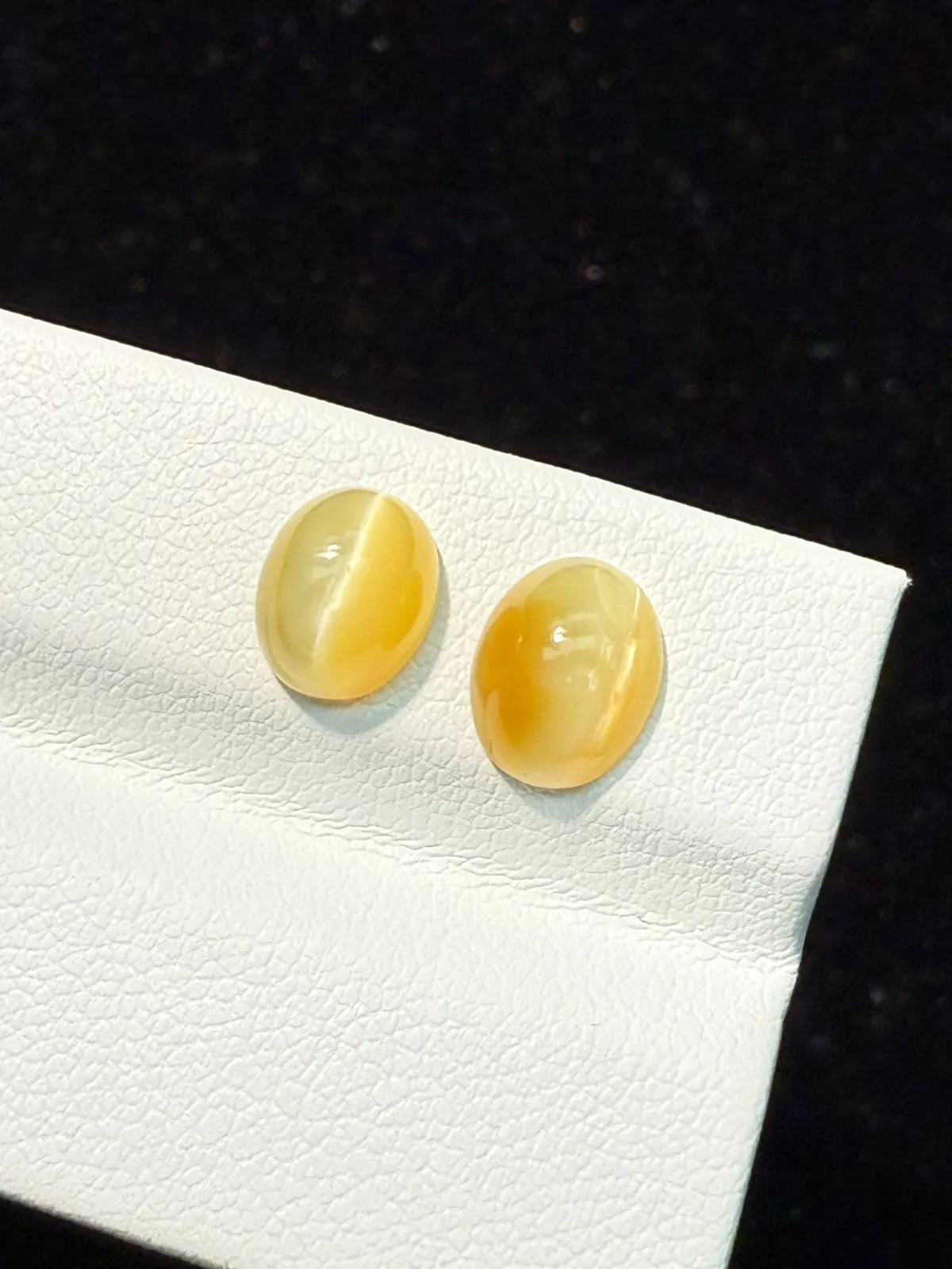 2.595ct天然欧泊猫眼裸石，尺寸8.1*6.5*4.8mm，颜色美艳 ，眼线犀利