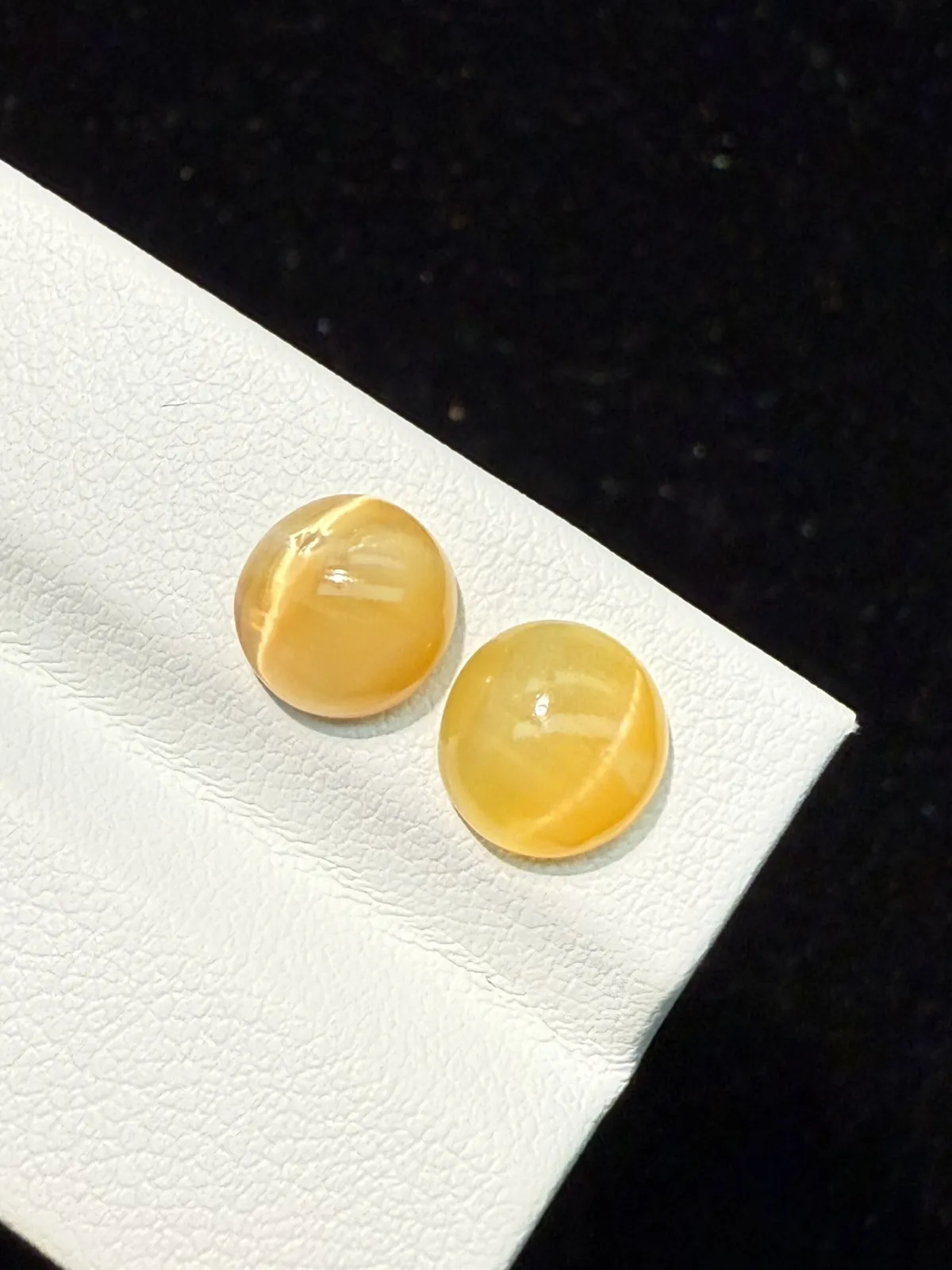 2.9ct天然欧泊猫眼裸石，尺寸8*7.9*4.2mm，颜色美艳 ，眼线犀利