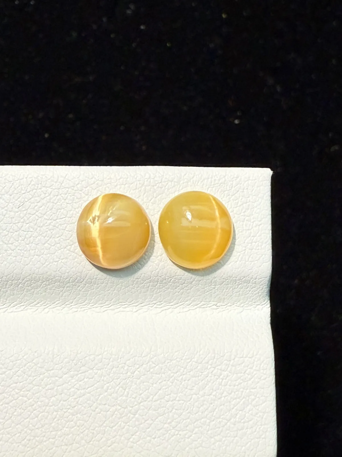 2.9ct天然欧泊猫眼裸石，尺寸8*7.9*4.2mm，颜色美艳 ，眼线犀利