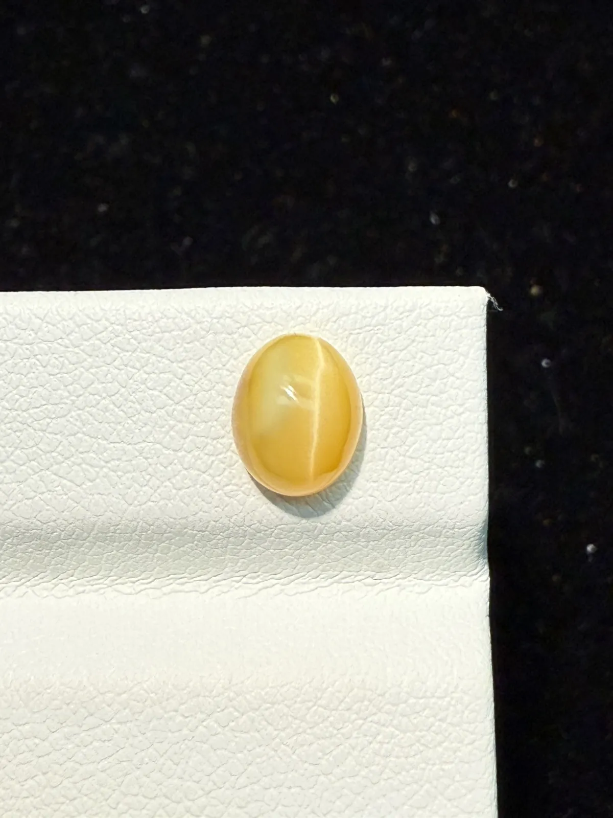 1.175ct天然欧泊猫眼裸石，尺寸8*6.5*4.3mm，颜色美艳 ，眼线犀利