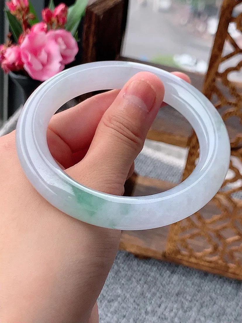 a货翡翠老坑飘绿圆条手镯57-58圈口尺寸57×10.8mm 重量70.49g 0606