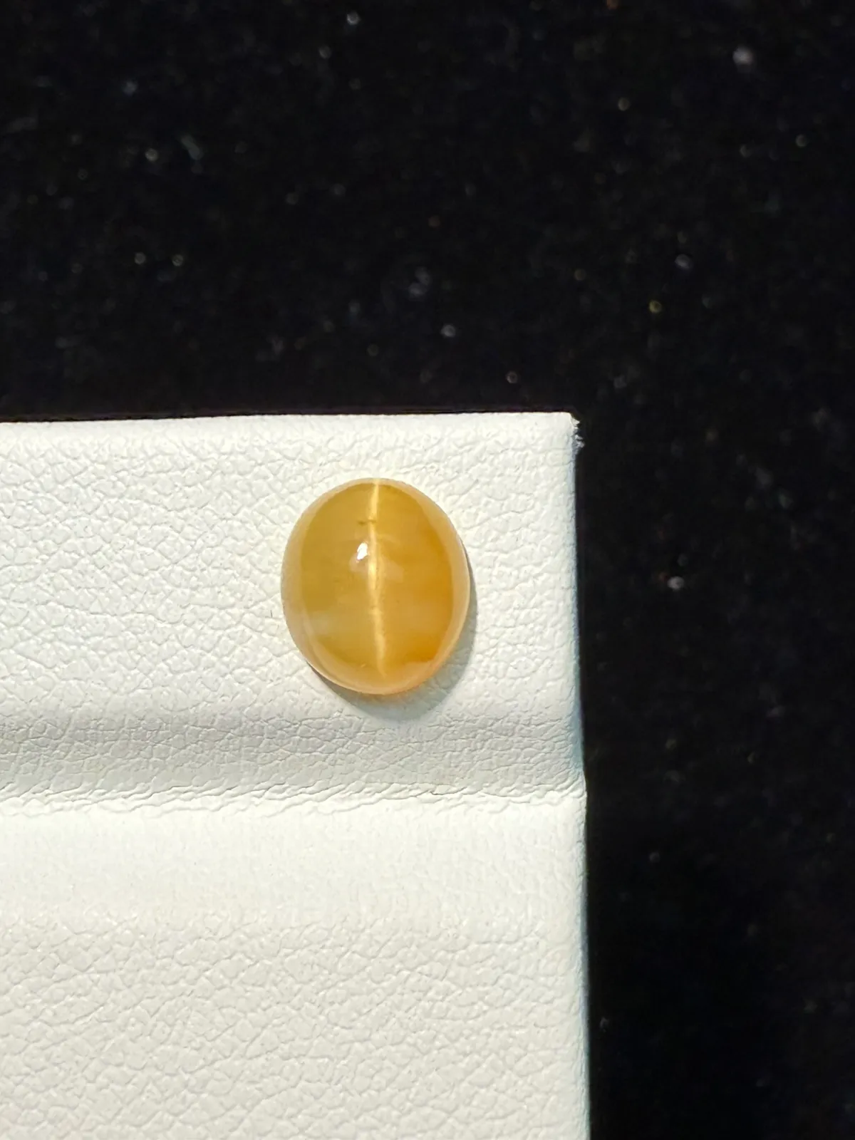1.575ct天然欧泊猫眼裸石，尺寸8.3*7.3*4.9mm，颜色美艳 ，眼线犀利