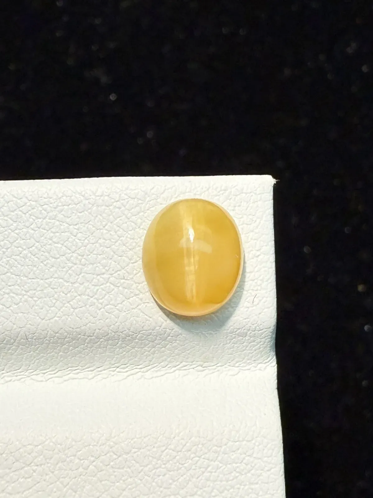 1.69ct天然欧泊猫眼裸石，尺寸8.9*7.7*4.9mm，颜色美艳 ，眼线犀利