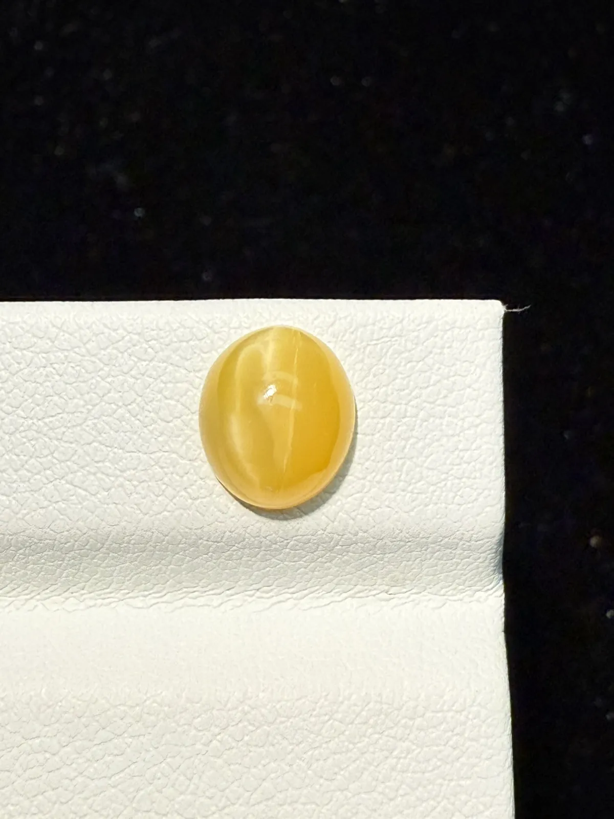 1.66ct天然欧泊猫眼裸石，尺寸9.2*7.8*4.4mm，颜色美艳 ，眼线犀利
