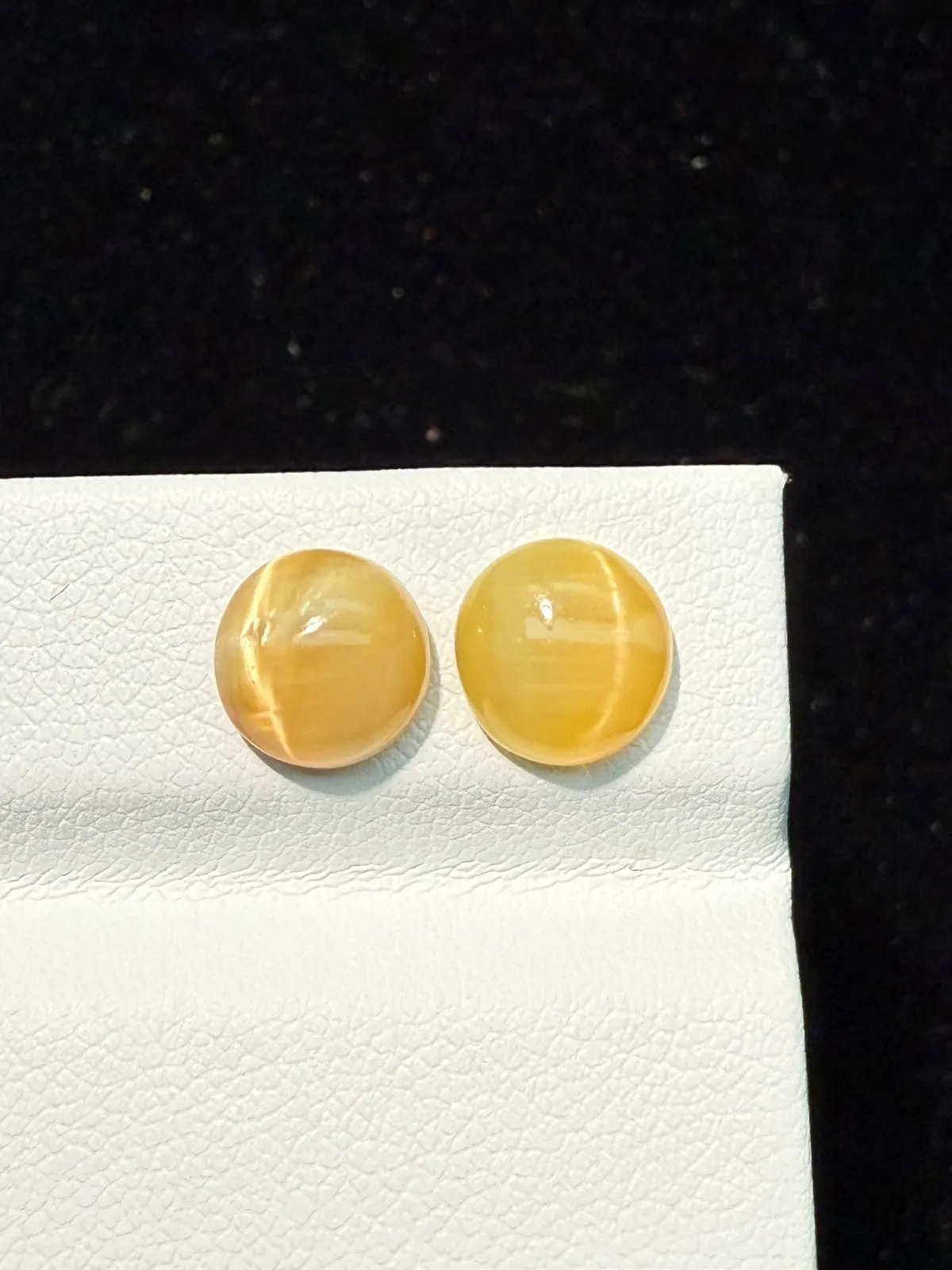 2.9ct天然欧泊猫眼裸石，尺寸8*7.9*4.2mm，颜色美艳 ，眼线犀利