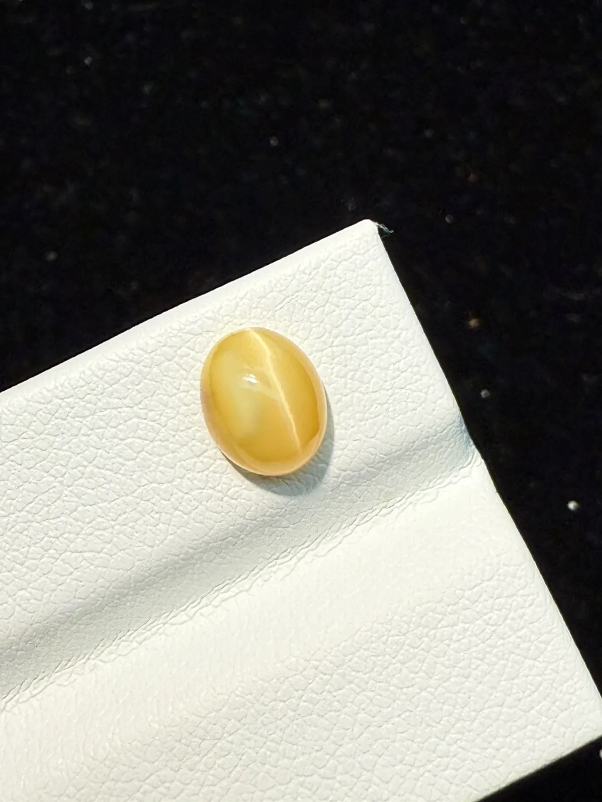 1.175ct天然欧泊猫眼裸石，尺寸8*6.5*4.3mm，颜色美艳 ，眼线犀利