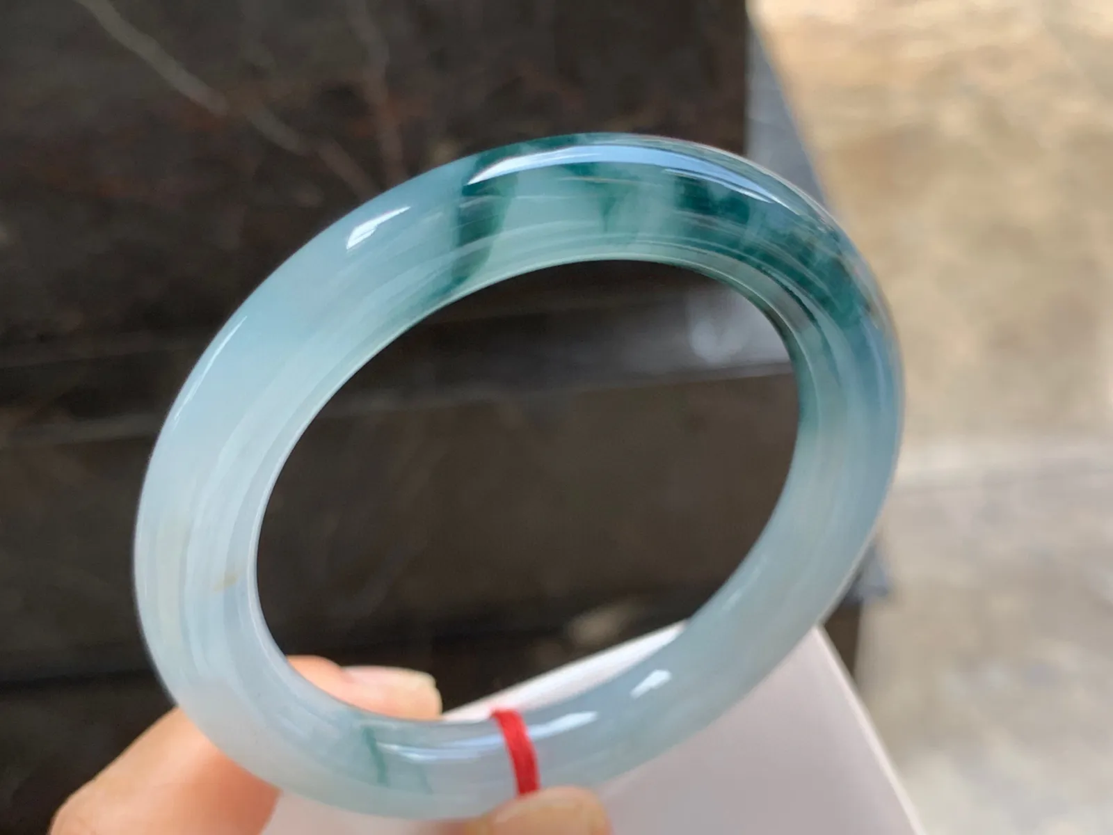 57-10mm
飘花圆条手镯 底子细腻 花色浓郁