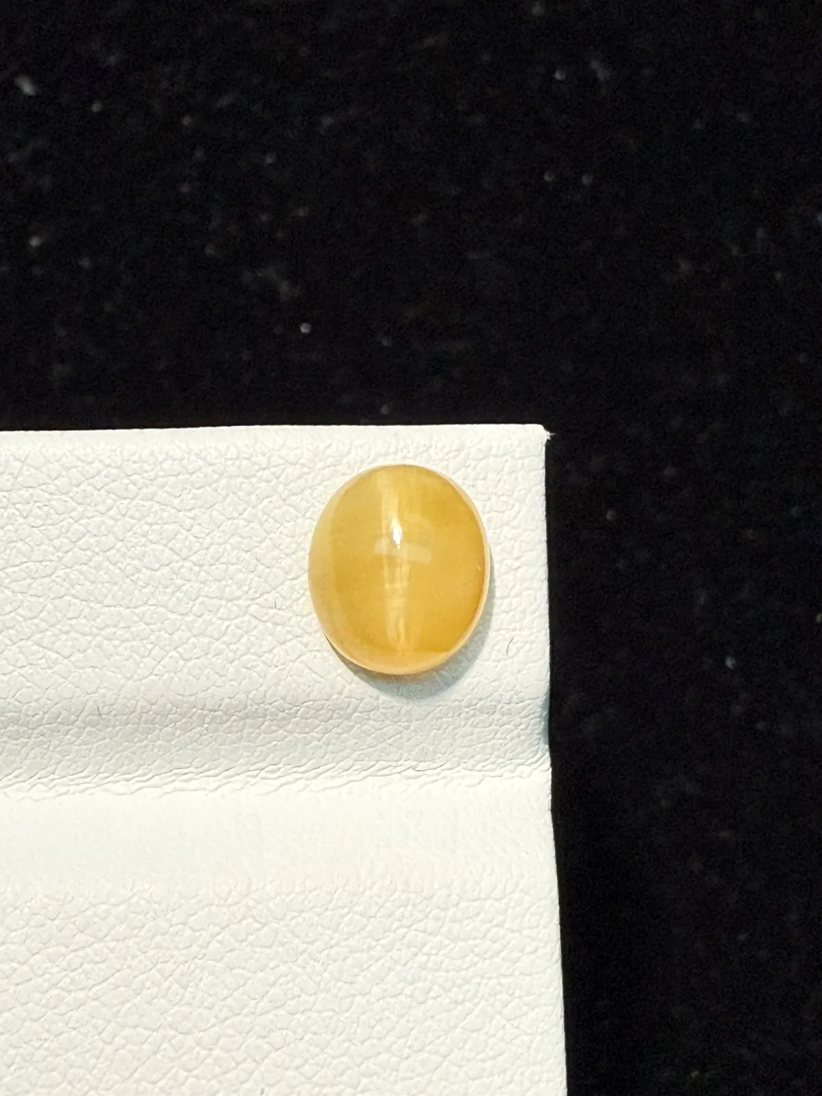 1.69ct天然欧泊猫眼裸石，尺寸8.9*7.7*4.9mm，颜色美艳 ，眼线犀利