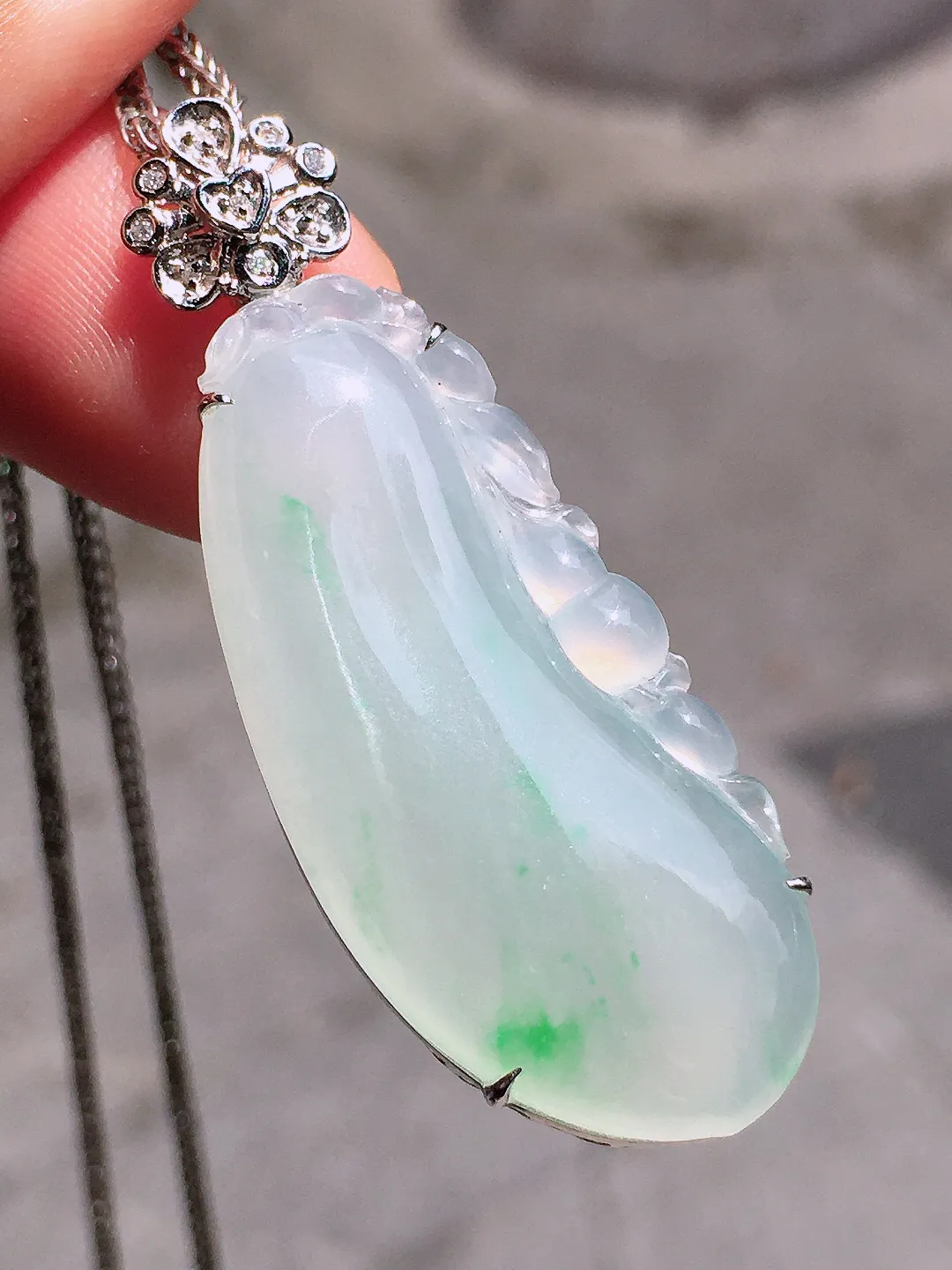 冰种福瓜吊坠，色泽艳丽，玉质细腻，荧光感超
强，饱满水润，气质满满。18k
金豪华镶嵌