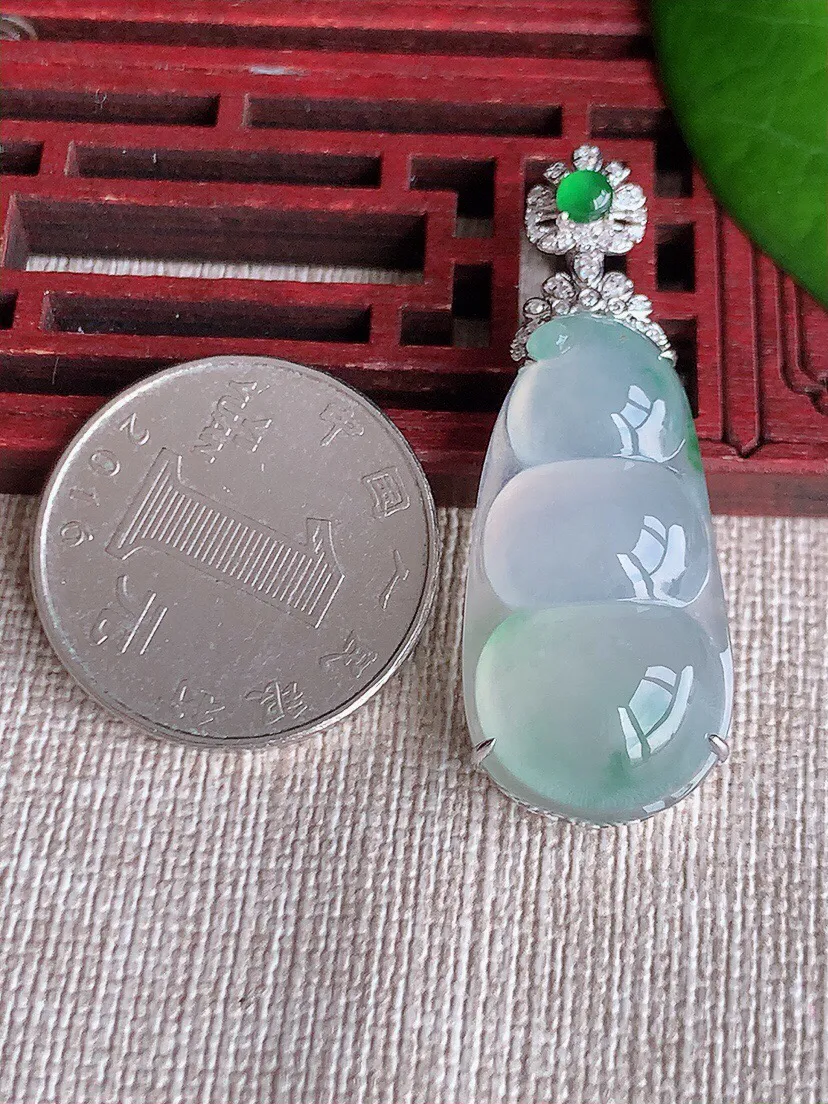 a货翡翠老坑冰种18K金伴钻镶嵌飘花四季豆福豆平安豆吊坠 尺寸42.4×30.4×15.5×9.4mm 重量6.94g