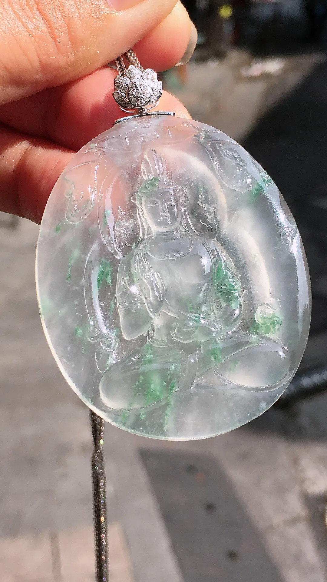 阳绿葫芦冰飘绿观音吊坠，色泽艳丽，玉质细腻，荧光感超
强，饱满水润，气质满满。18k
金豪华镶嵌