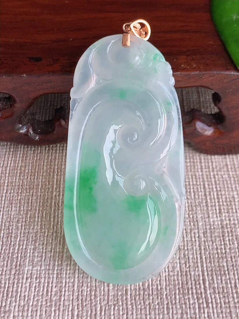 a货翡翠老坑冰种18K金扣头飘绿大如意吊坠 尺寸49×23.8×5mm 重量11.00g 0608