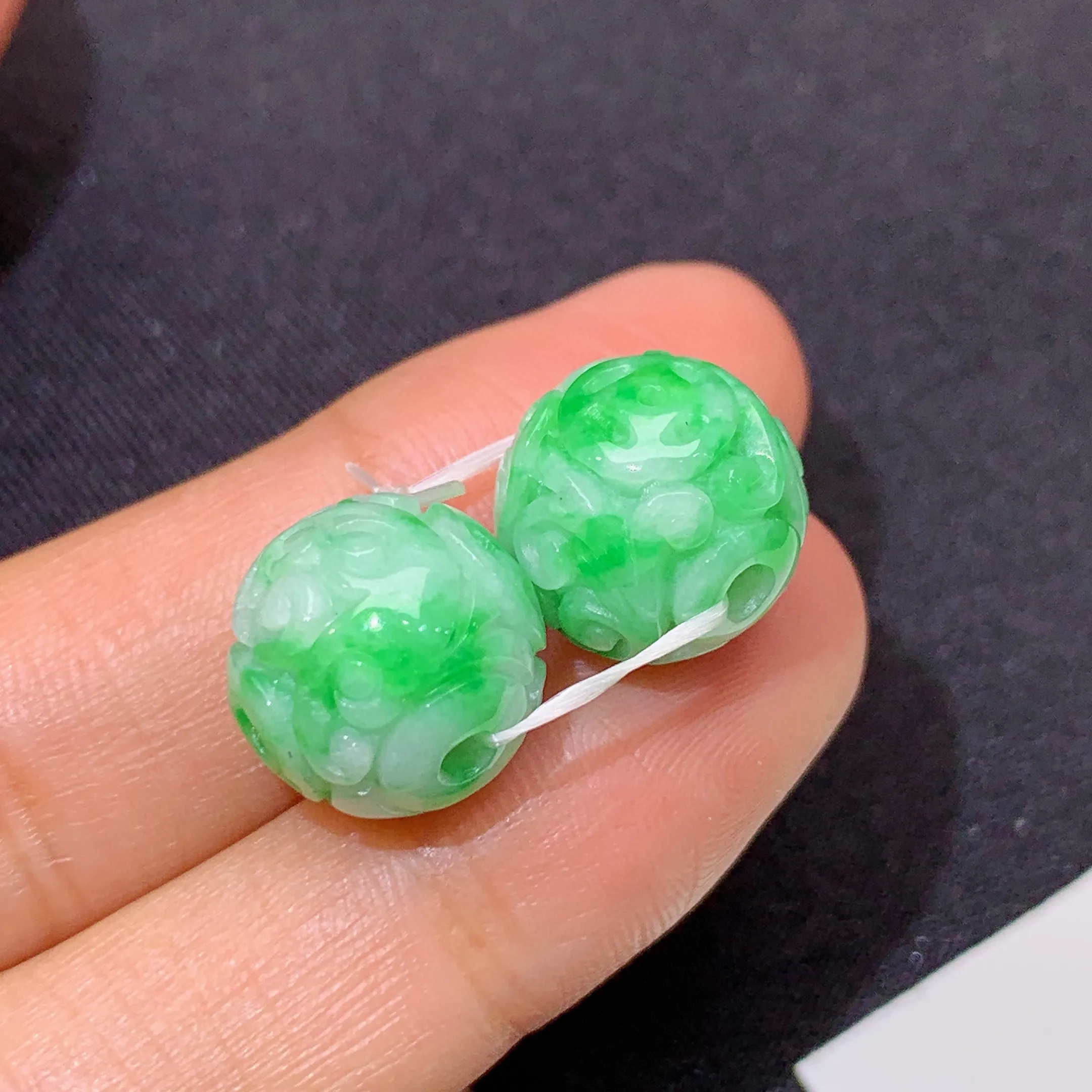 冰飘绿雕花圆珠一对，镶嵌佳品，冰润色阳，种水足，取一12