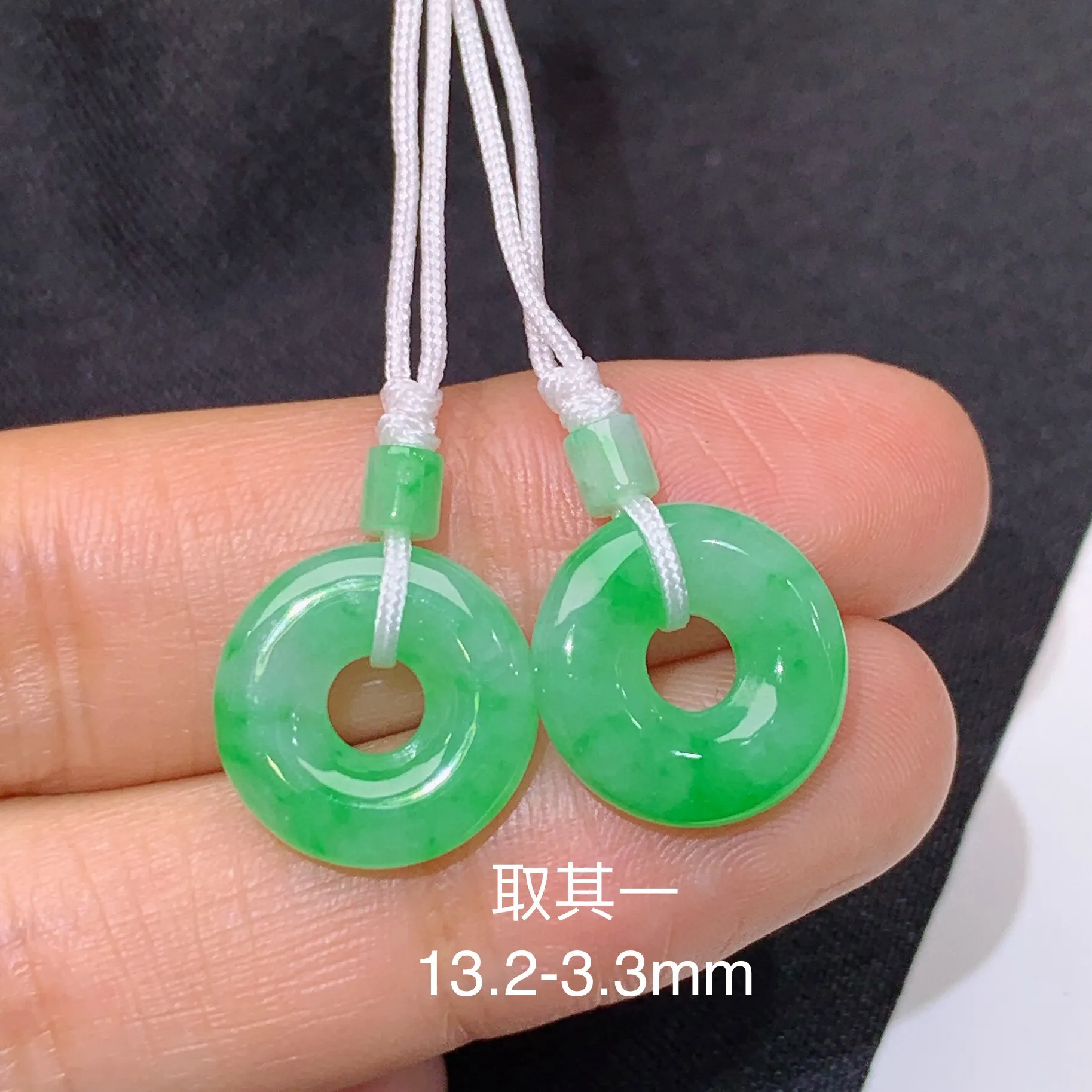 冰飘绿甜甜圈一对，镶嵌佳品，冰润色阳，种水足，整体尺寸13.2*3.3