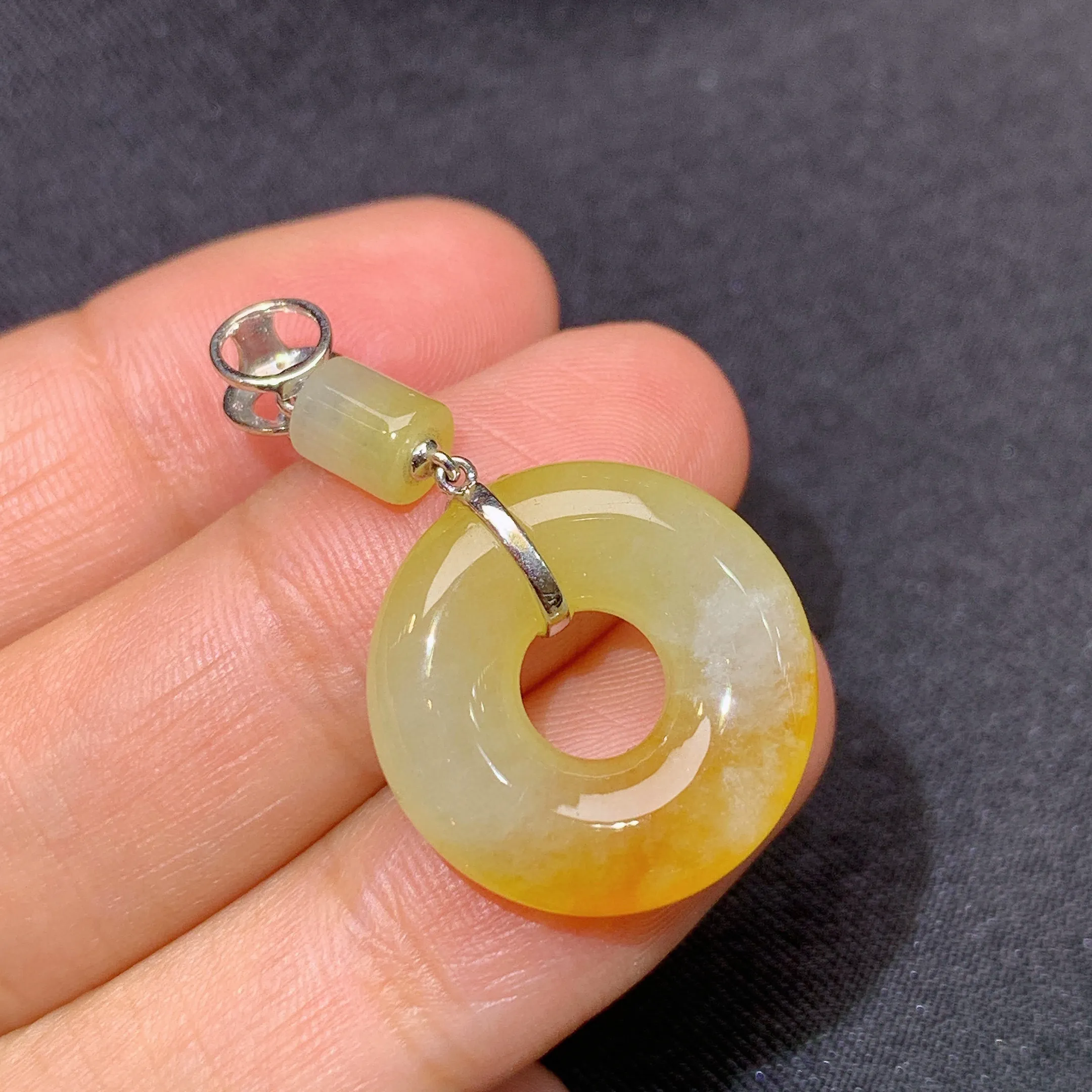 冰黄翡甜甜圈吊坠，18k金镶嵌，色泽鲜艳，水色超佳，整体尺寸33.5*18.8*4.9