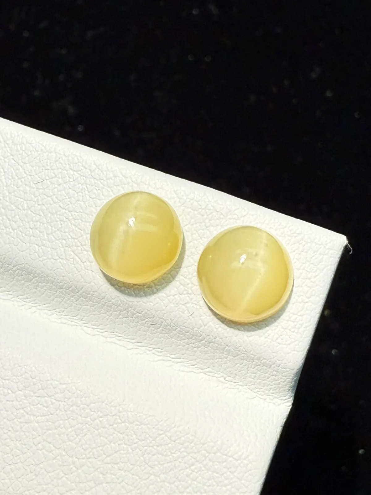 3.545ct天然欧泊猫眼裸石，尺寸8.6*7.3*5.5mm，颜色美艳 ，眼线犀利