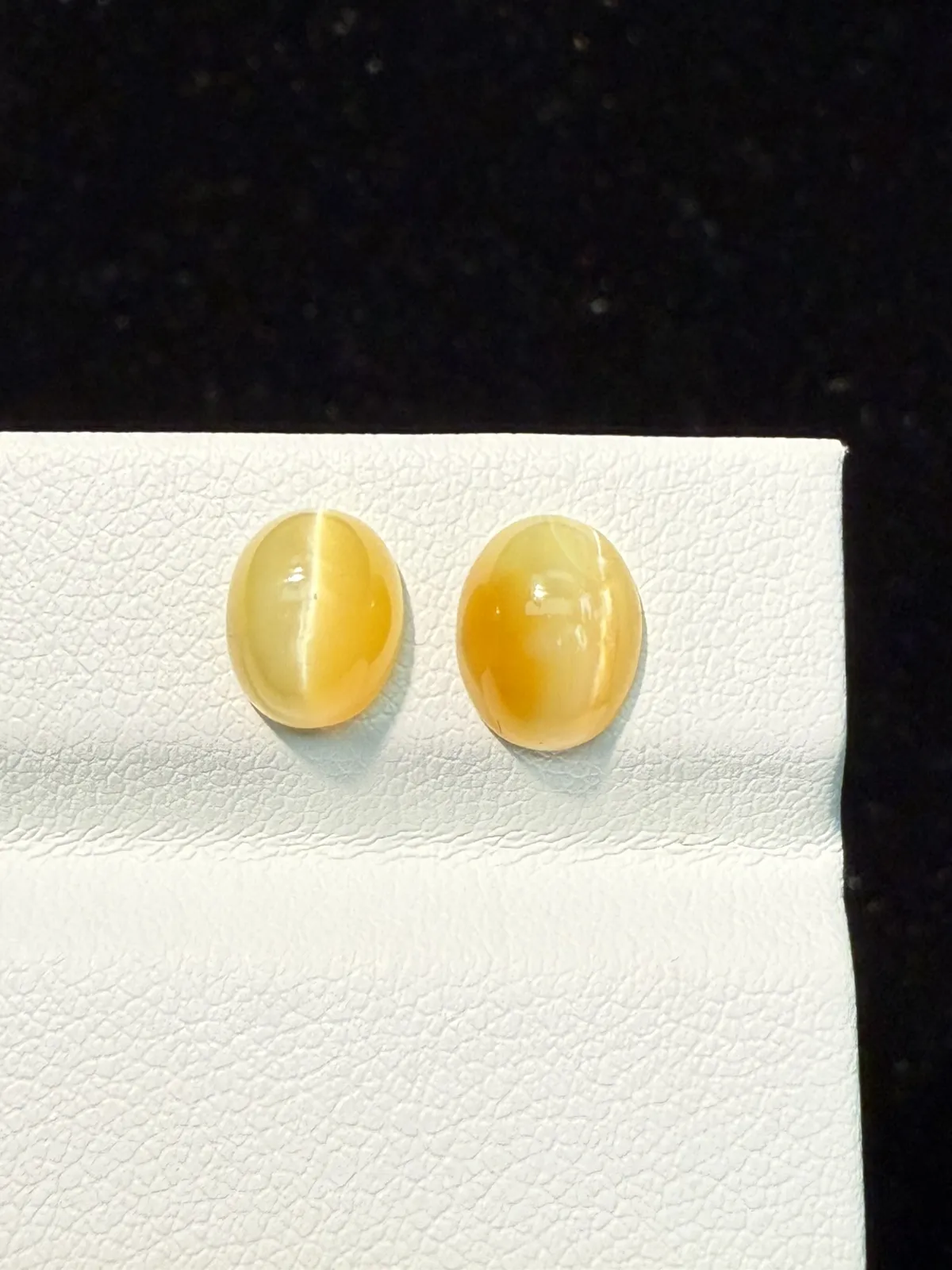 2.595ct天然欧泊猫眼裸石，尺寸8.1*6.5*4.8mm，颜色美艳 ，眼线犀利