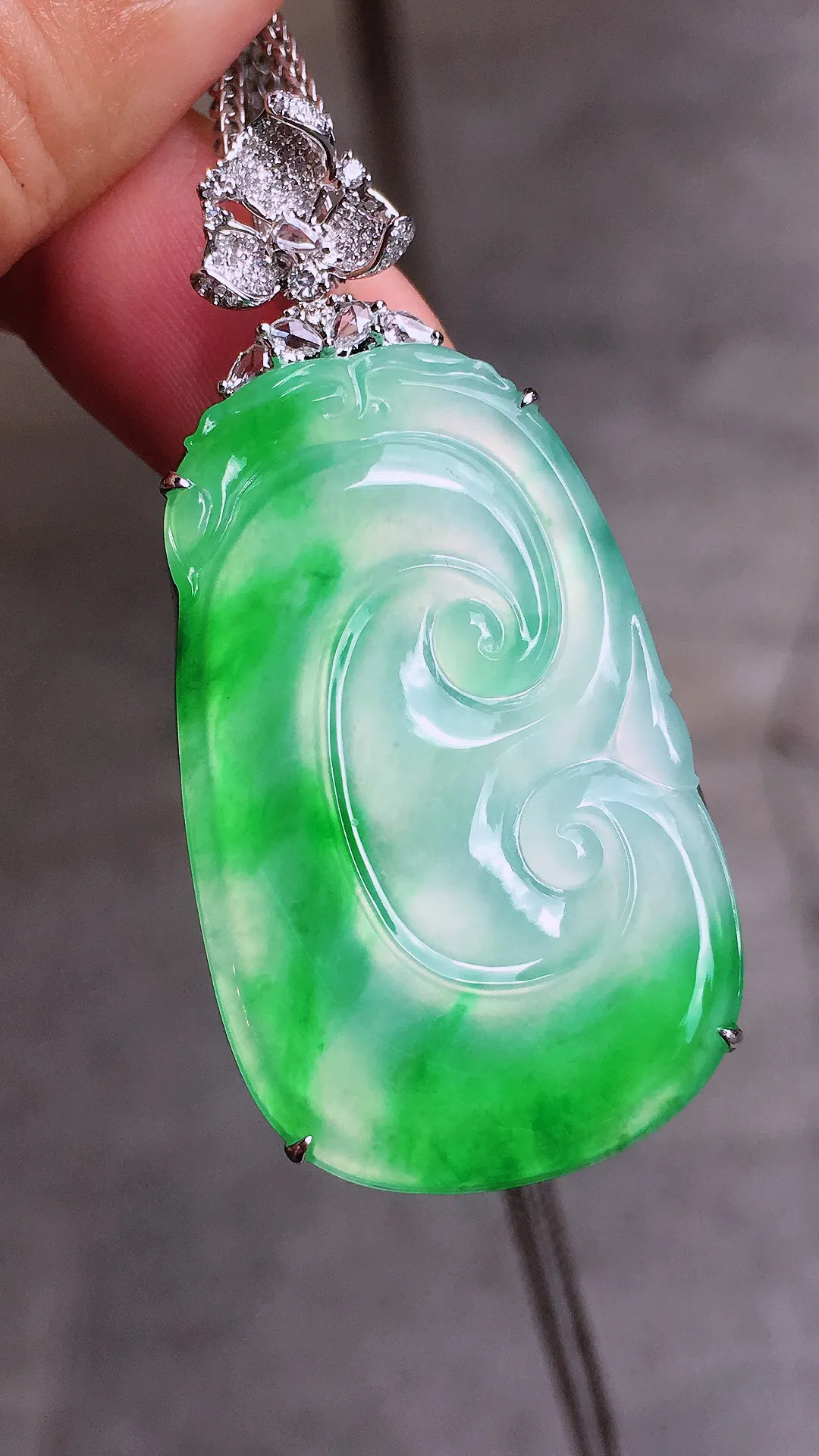 冰飘绿如意吊坠，色泽艳丽，玉质细腻，荧光感超
强，饱满水润，气质满满。18k
金豪华镶嵌