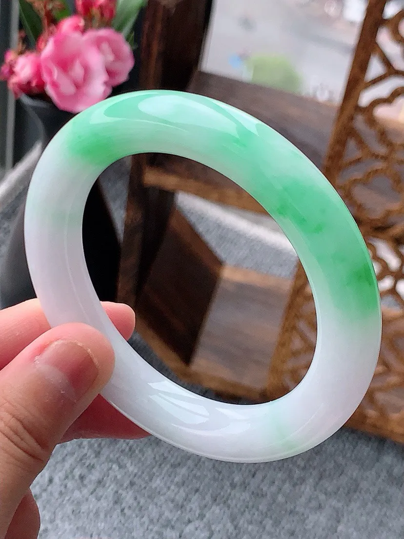 a货翡翠老坑白底青飘绿圆条手镯54-55圈口 尺寸54.8×11mm 重量69.53g 0606