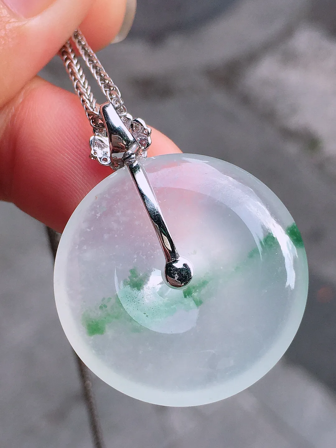 冰飘花平安扣吊坠，色泽艳丽，玉质细腻，荧光感超
强，饱满水润，气质满满。18k
金豪华镶嵌