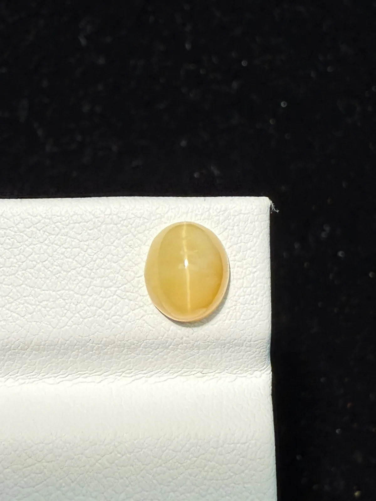 1.445ct天然欧泊猫眼裸石，尺寸8.3*7.1*4.6mm，颜色美艳 ，眼线犀利