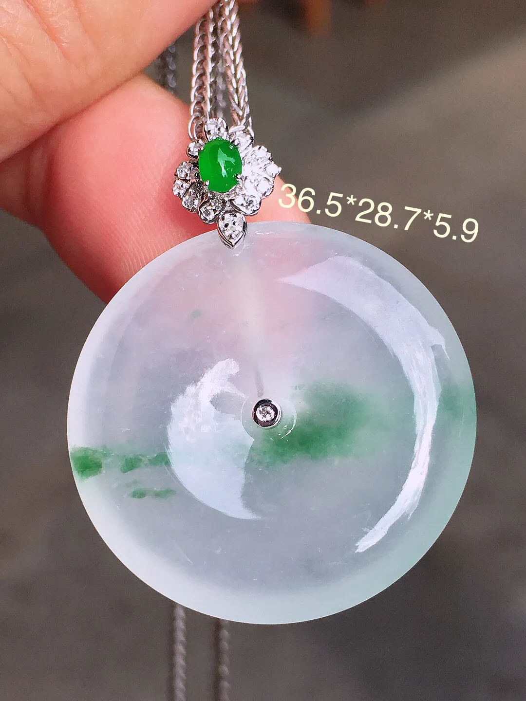 冰飘花平安扣吊坠，色泽艳丽，玉质细腻，荧光感超
强，饱满水润，气质满满。18k
金豪华镶嵌