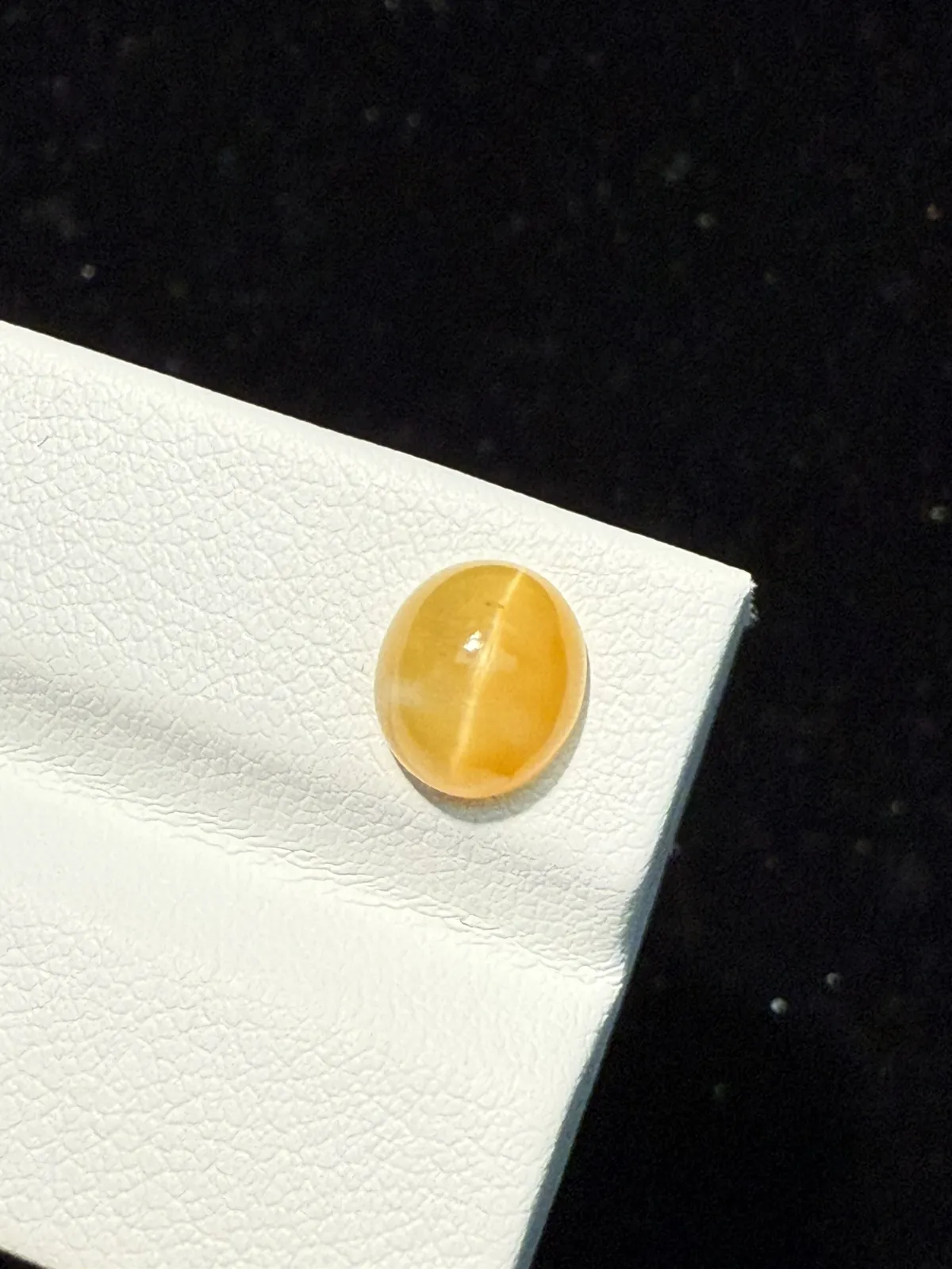 1.575ct天然欧泊猫眼裸石，尺寸8.3*7.3*4.9mm，颜色美艳 ，眼线犀利