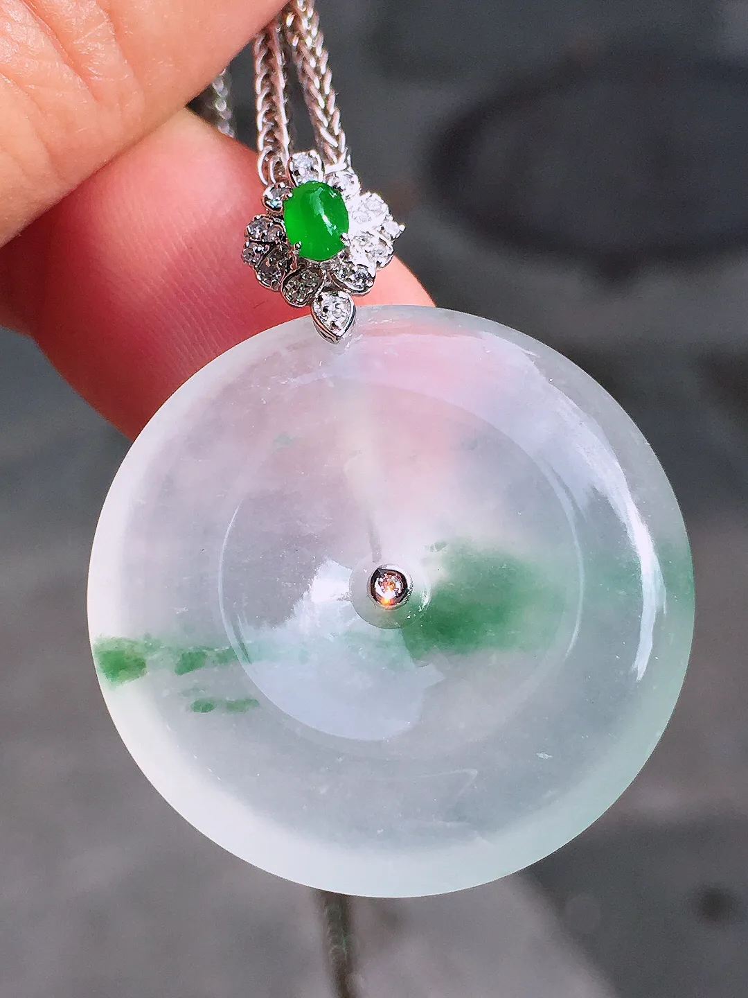 冰飘花平安扣吊坠，色泽艳丽，玉质细腻，荧光感超
强，饱满水润，气质满满。18k
金豪华镶嵌