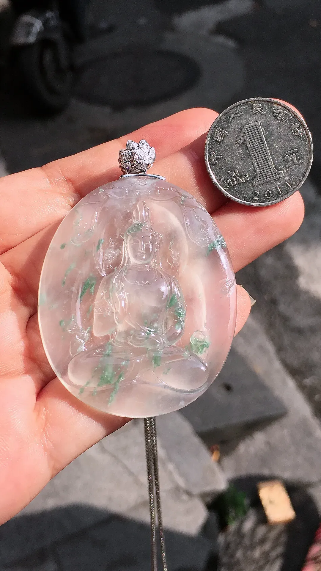 阳绿葫芦冰飘绿观音吊坠，色泽艳丽，玉质细腻，荧光感超
强，饱满水润，气质满满。18k
金豪华镶嵌