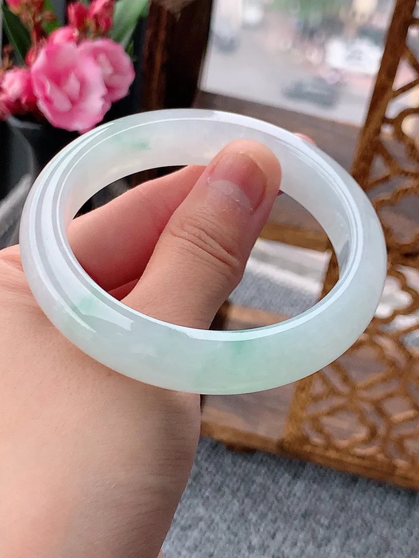 a货翡翠老坑飘绿正装正圈手镯56-57圈口 尺寸56.3×12.4×8.5mm 重量62.56g 0606