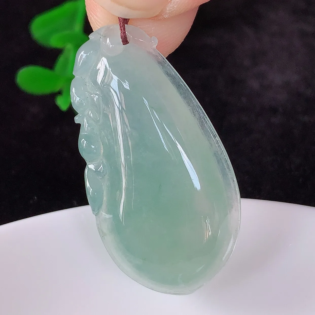 自然光实拍，冰润冰种晴底色翡翠招财福瓜吊坠，翡翠福瓜招财瓜 冰润且起胶感，佩戴效果优雅迷人！#57.7