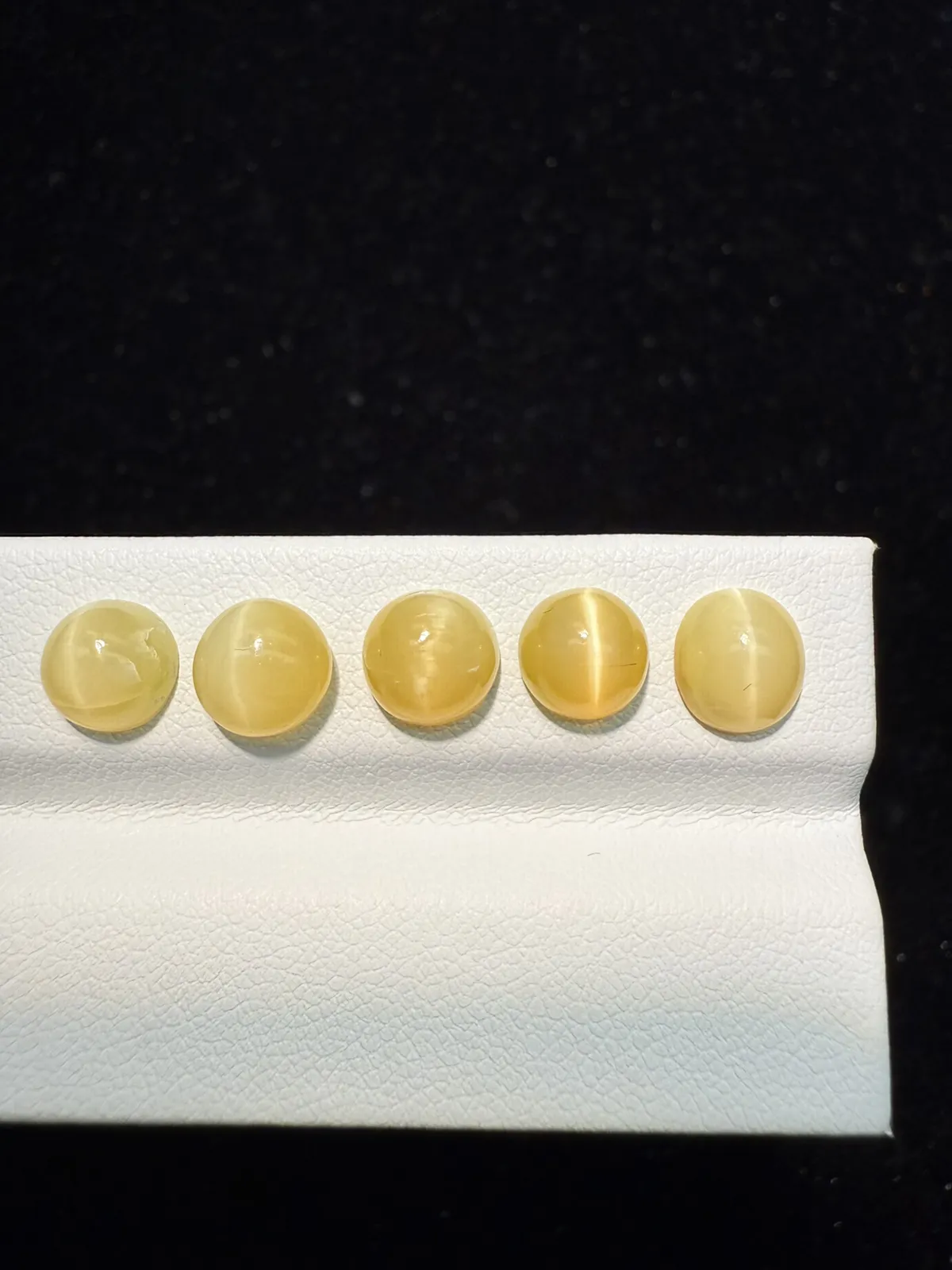 5.655ct天然欧泊猫眼裸石，尺寸7.2*7.3*4.4mm，颜色美艳 ，眼线犀利