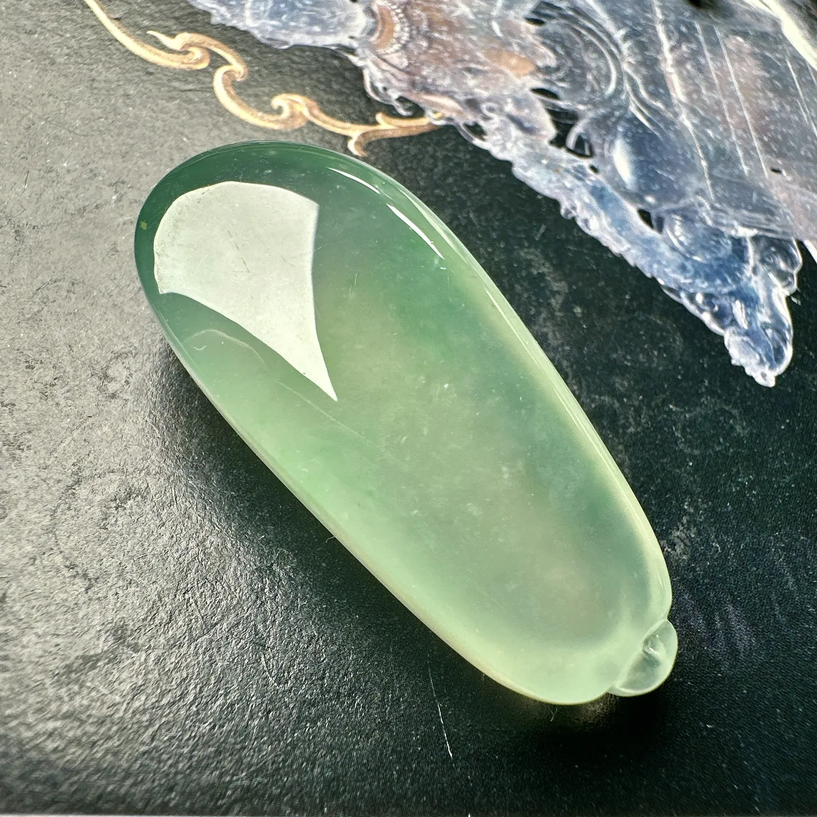 【冰种福瓜吊坠】种水上乘，晶莹剔透，纯净通透，莹光感很强。