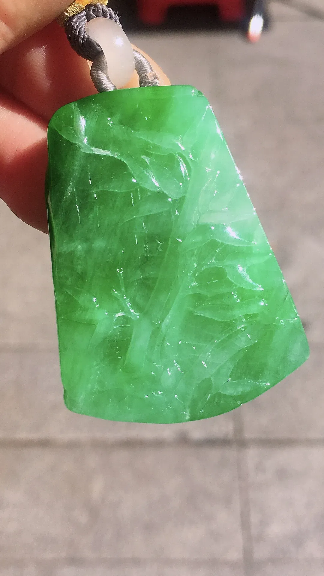 阳绿山水牌吊坠，色泽均匀艳丽，玉质细腻，荧光感超
强，饱满水润，气质满满。