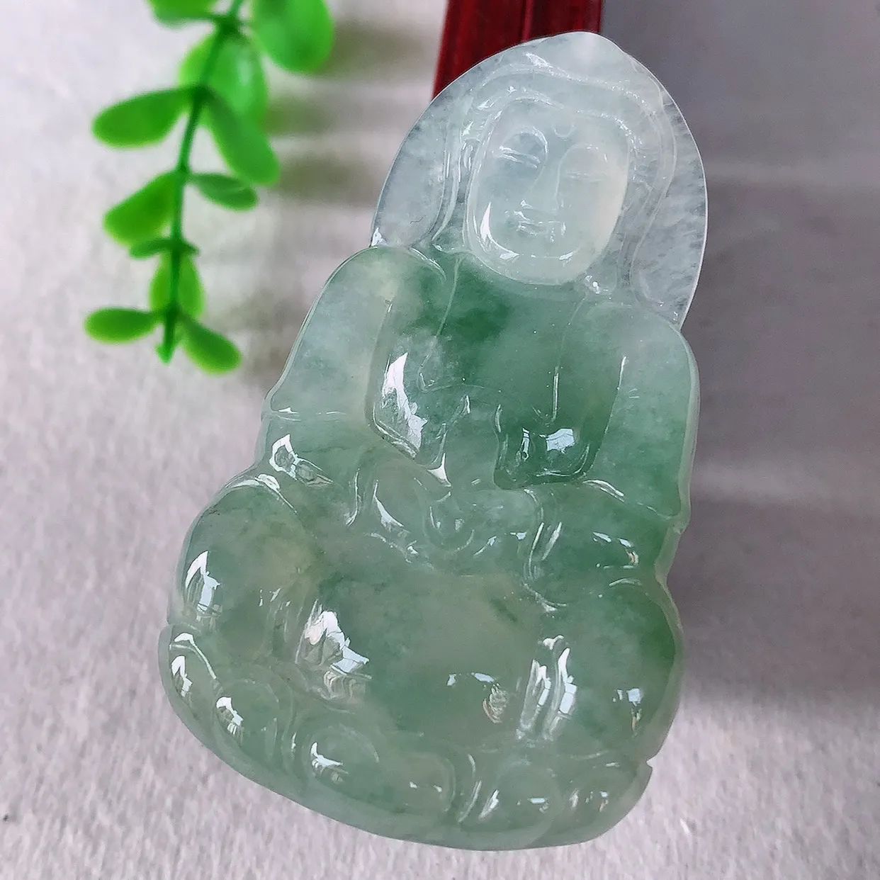 自然光实拍 大件冰种飘绿花翡翠观音吊坠，赐福翡翠观音，翠色迷人，观音面相端庄，佩戴时尚出众！#57.