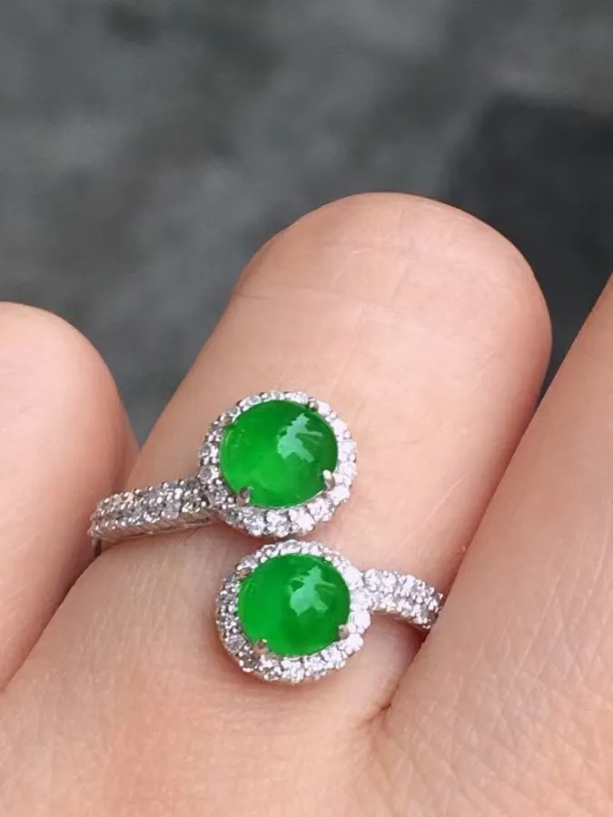 冰种阳绿蛋面戒指 、真金真钻镶嵌，种水好，玉质细腻 .裸石尺寸 5.5*5.3.