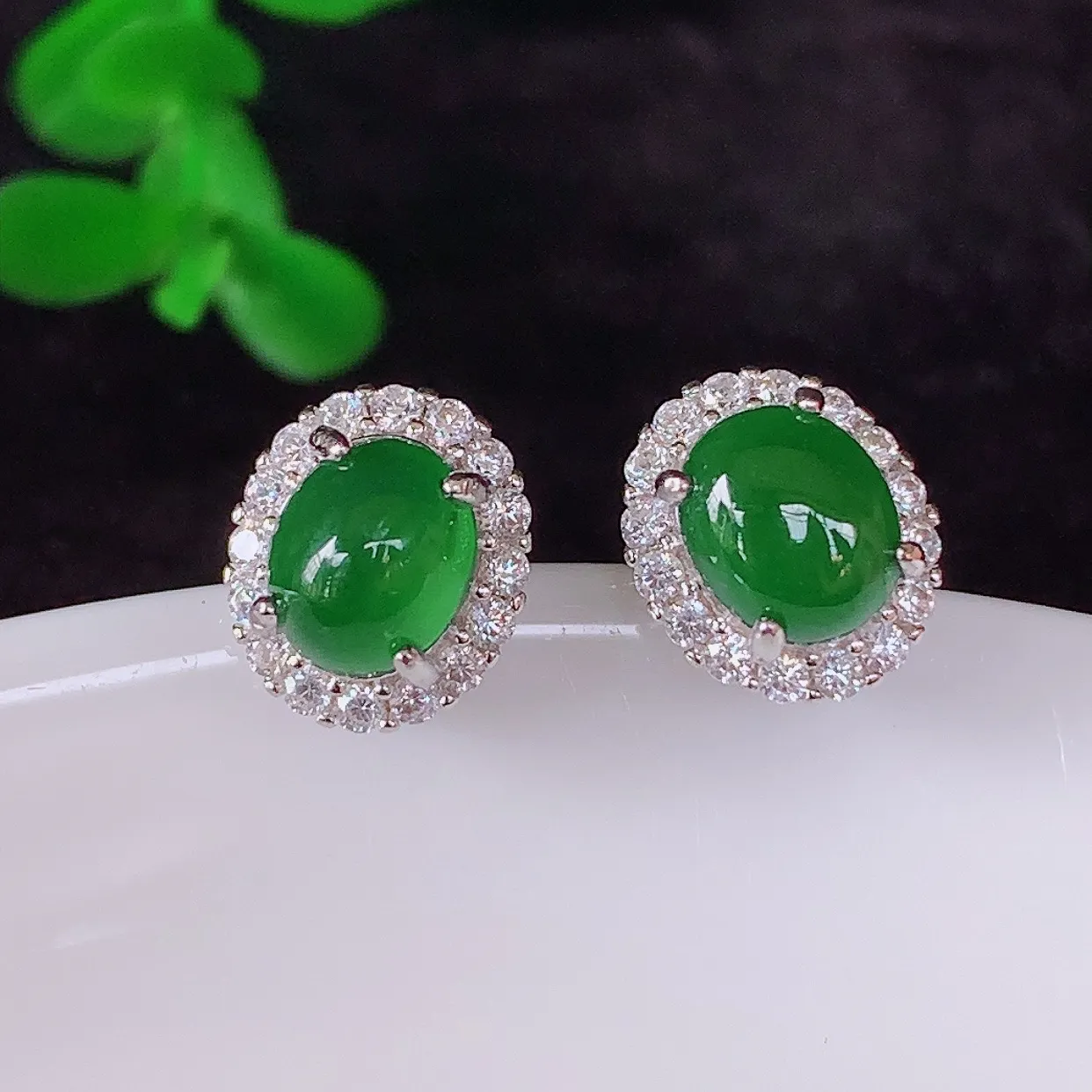 冰透满绿翡翠925银镶嵌蛋面耳钉，自然光实拍，翠色灵动，颜色漂亮 种老水足，品相佳，佩戴佳品！#96.7整体10.5*9*18.8裸石6.6*5.5